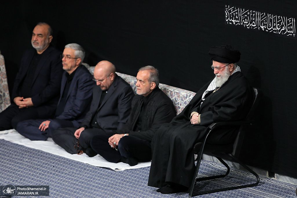 یک مراسم مذهبی در حسینیه مخصوص علی خامنه‌ای که آذرماه ۱۴۰۳ برگزار شد. دو نفر از پنج نفر حاضر در این عکس، حسین سلامی و محمد باقری اکنون کشته شدند. 