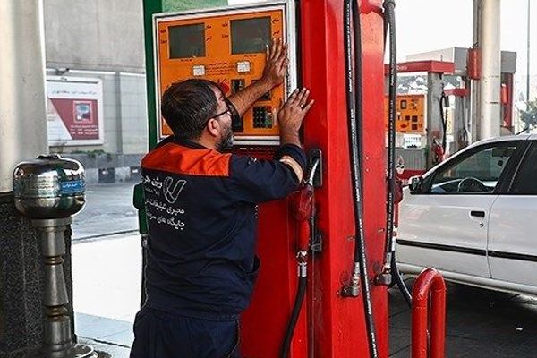 الحكومة الإيرانية تنفي وجود أي قرار بشأن رفع أسعار البنزين