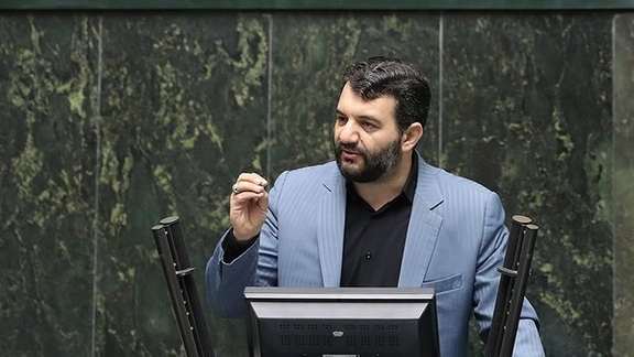 Former Iranian labor minister Hojatollah Abolmaleki speaking in parliament