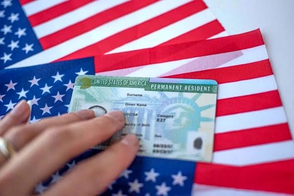 دولت آمریکا از بازبینی گرینکارتهای ایرانیان و اتباع ۱۸ کشور دیگر خبر داد