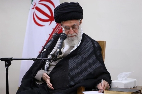 رئيس تحرير صحيفة إيرانية: من حق الإيرانيين الاختلاف مع المرشد.. ومنع ذلك "مخالف للقانون"