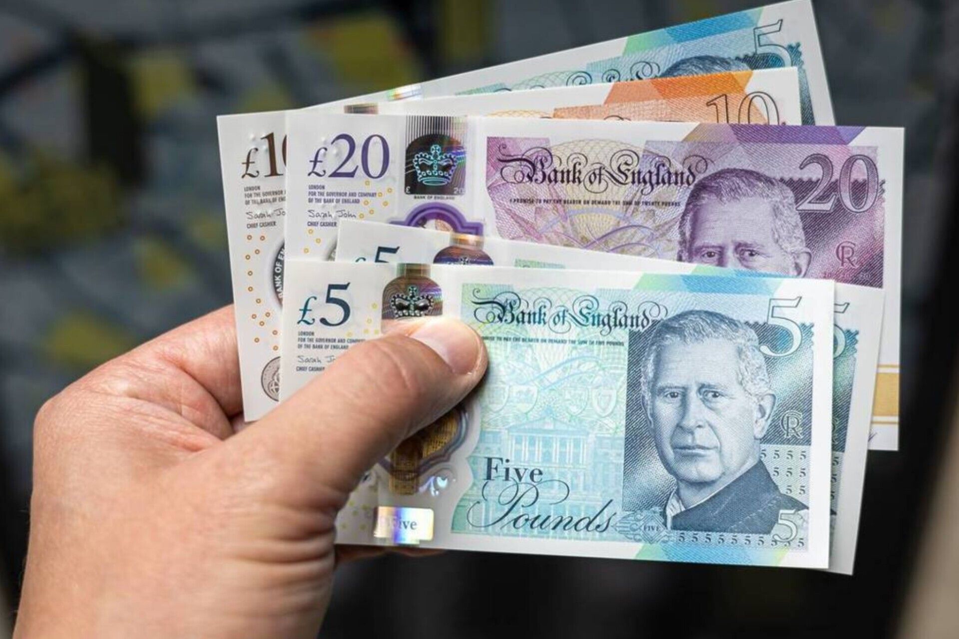 سعر الجنيه الإسترليني يتجاوز 250 ألف تومان في السوق الحرة الإيرانية
