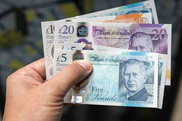 سعر الجنيه الإسترليني يتجاوز 250 ألف تومان في السوق الحرة الإيرانية