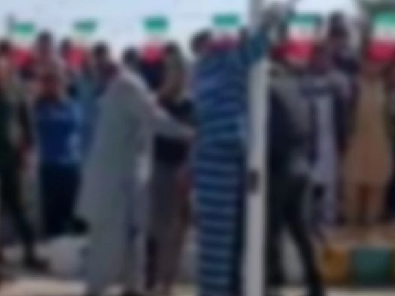 با حکم قضایی، ماموران امنیتی حکم شلاق یک زندانی بلوچ را در دلگان در ملاء عام اجرا کردند