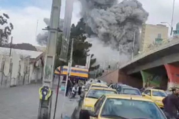 تقارير عن انفجارات وهجمات في عدة مدن إيرانية وتحركات مكثفة لقوات الأمن