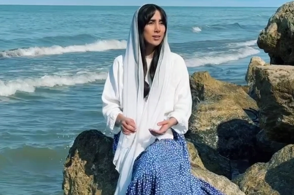 A screengrab from a video showing Fatereh Hamidi singing in a music video