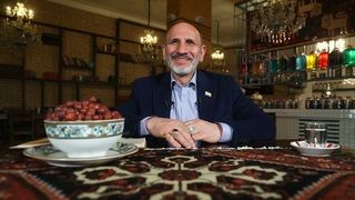 صاحبها ادّعى علاج خامنئي بالحجامة.. الكشف عن شبكة احتيال تحت غطاء الطب التقليدي في إيران