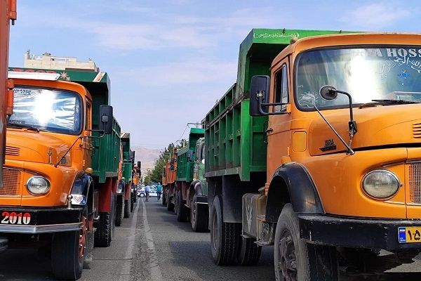 چهارمین روز اعتصاب پیاپی کامیون‌داران؛ ماموران حکومتی چند راننده را بازداشت کردند