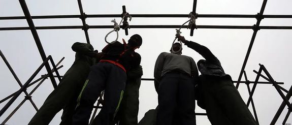 بمعدل 6 أشخاص يوميًا.. إعدام 98 سجينًا في إيران خلال 17 يومًا