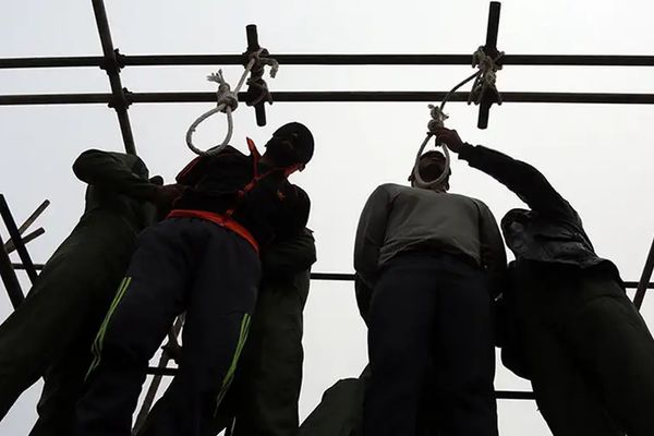 بمعدل 6 أشخاص يوميًا.. إعدام 98 سجينًا في إيران خلال 17 يومًا