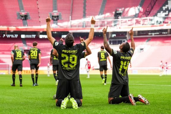 آژاکس ۰ - ۴ فاینورد؛ آتشبازی هواداران هم آژاکس را از شکست خانگی نجات نداد