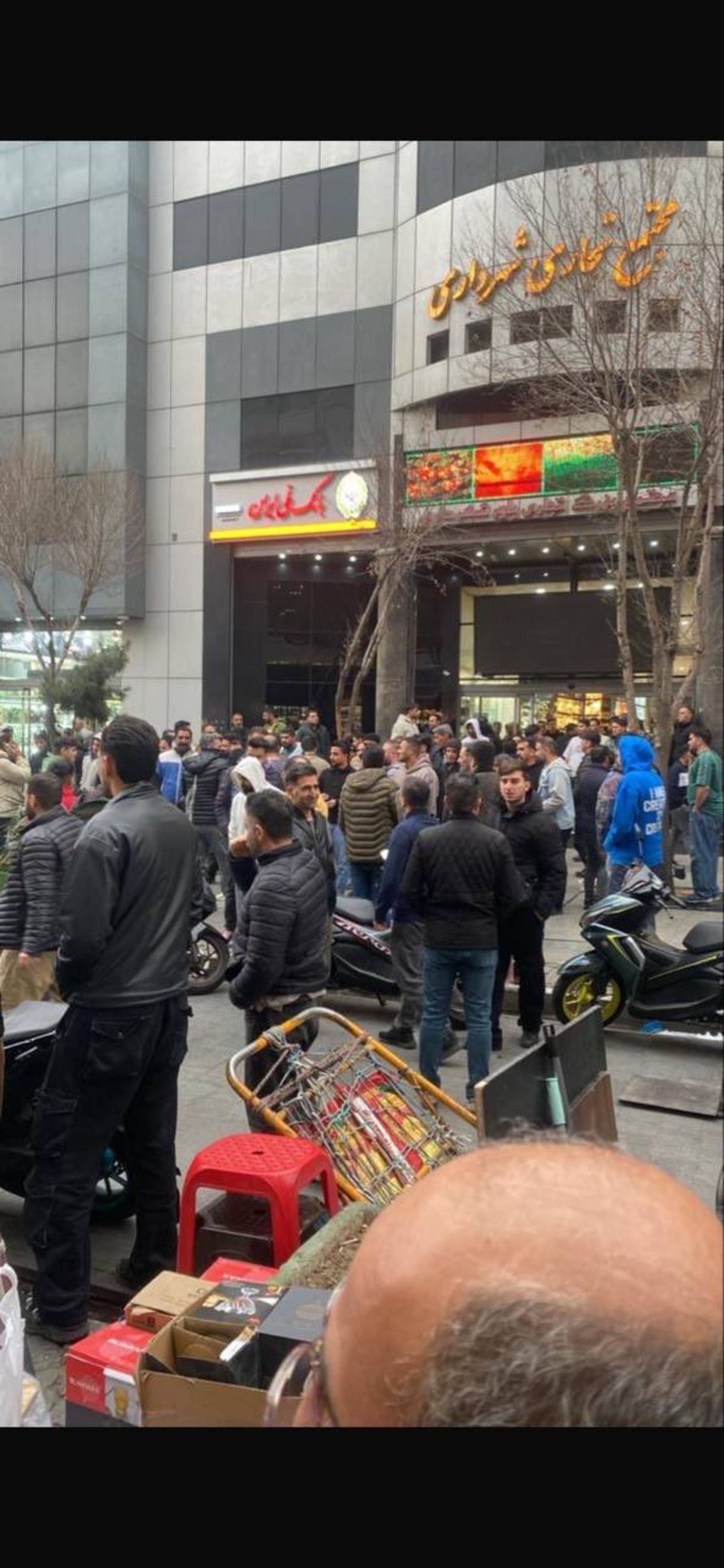 Tehran shopkeepers extend strikes into second day 