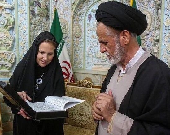 انتقادهای گسترده از چادر سر کردن سفیر سوئیس در قم؛ دولت سوئیس از سفیر خود دفاع کرد