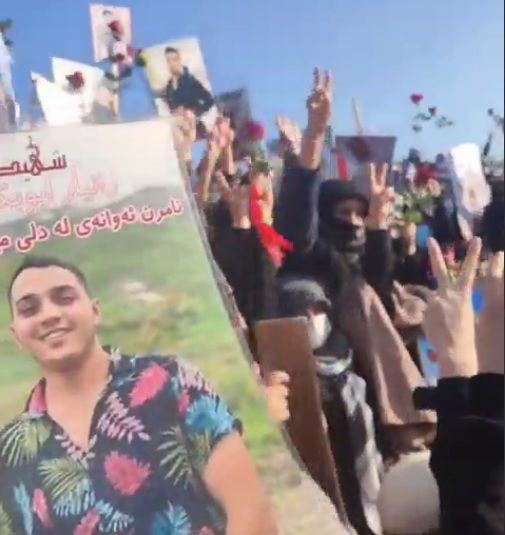 تداوم حضور مردم در مراسم چهلم کشته‌شدگان خیزش انقلابی با شعار دادن علیه خامنه‌ای و خمینی