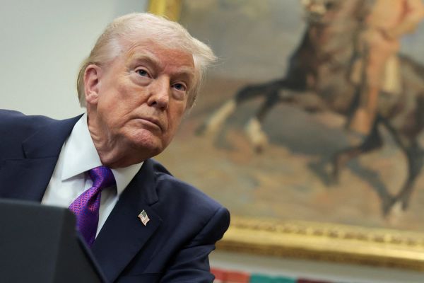 "واشنطن بوست": إدارة ترامب تستعد لهجوم واسع وطويل الأمد على إيران بقوة عسكرية ضاربة