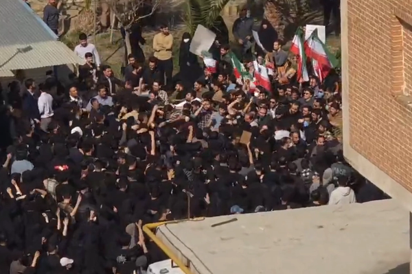 دانشگاههای شریف و بهشتی دانشجویان معترض را به طور موقت اخراج کردند